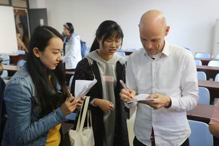说明:E:\1、bw必威西汉姆联\2、系部事务\服装学院 中央圣马丁讲座\3.jpg